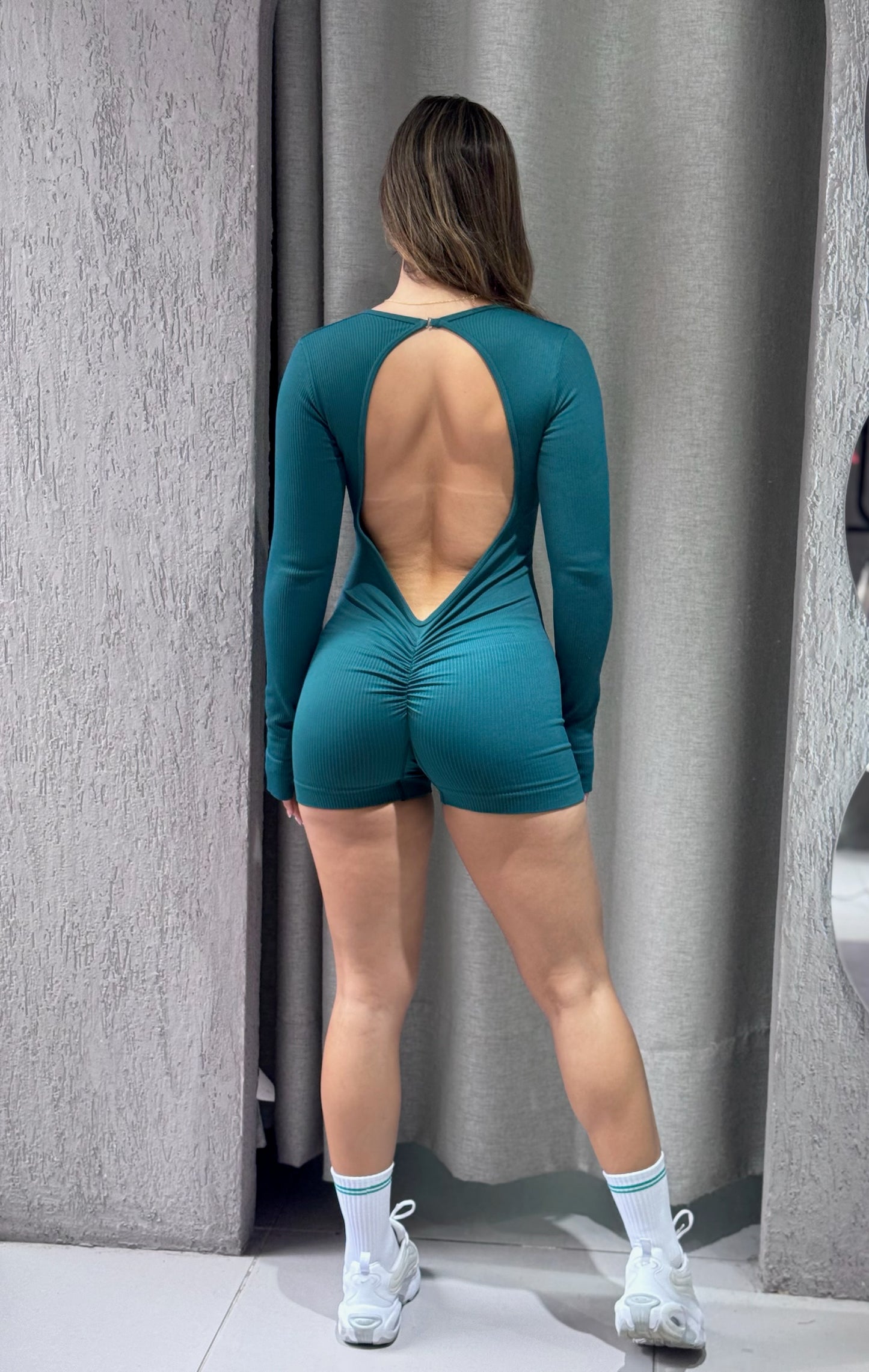 ENTERIZO CORTO MANGA LARGA SESGO