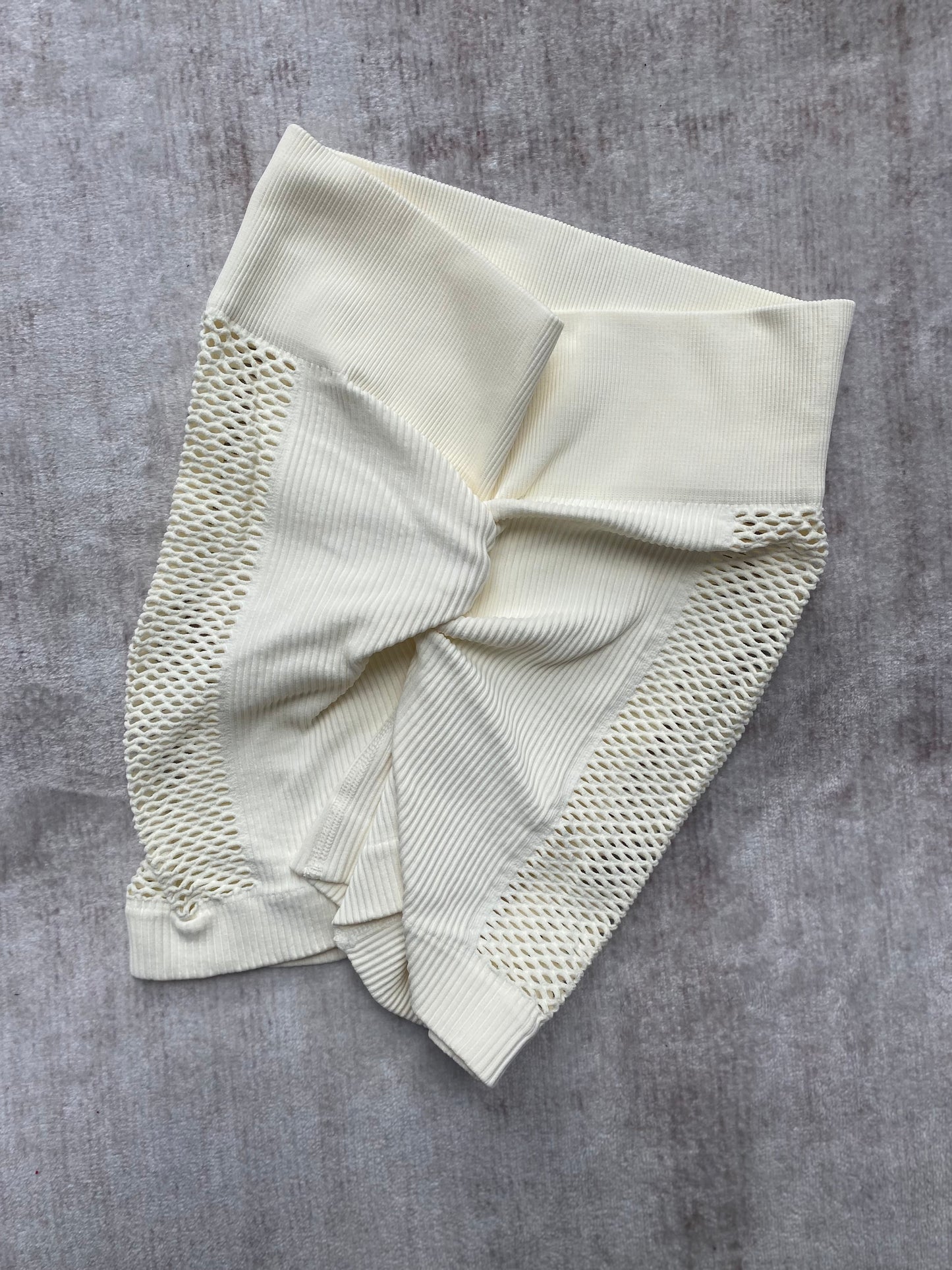 SHORT BUCOS LATERALES CON PUSH PREMIUM