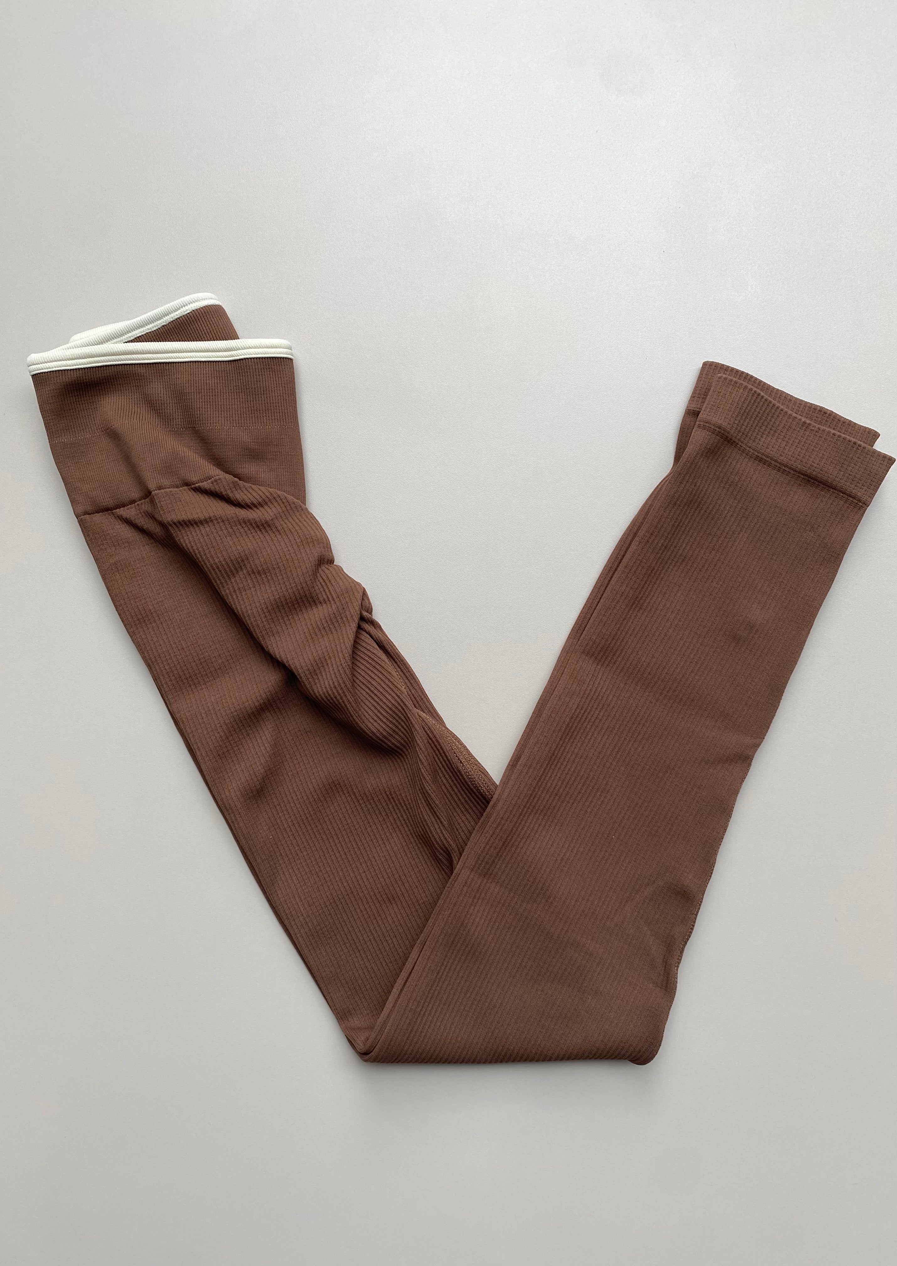 LEGGINS RIB SESGO CON PUSH PREMIUM