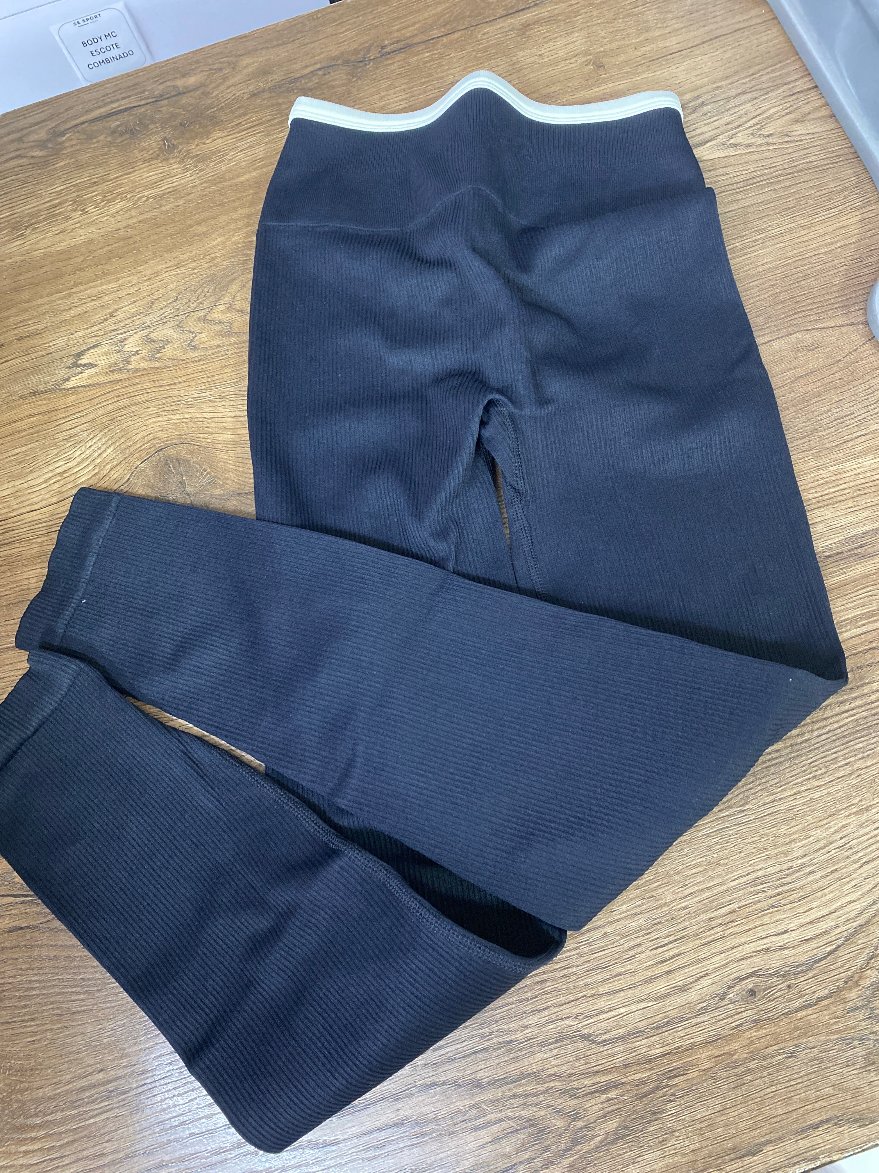 LEGGINS RIB SESGO CON PUSH PREMIUM