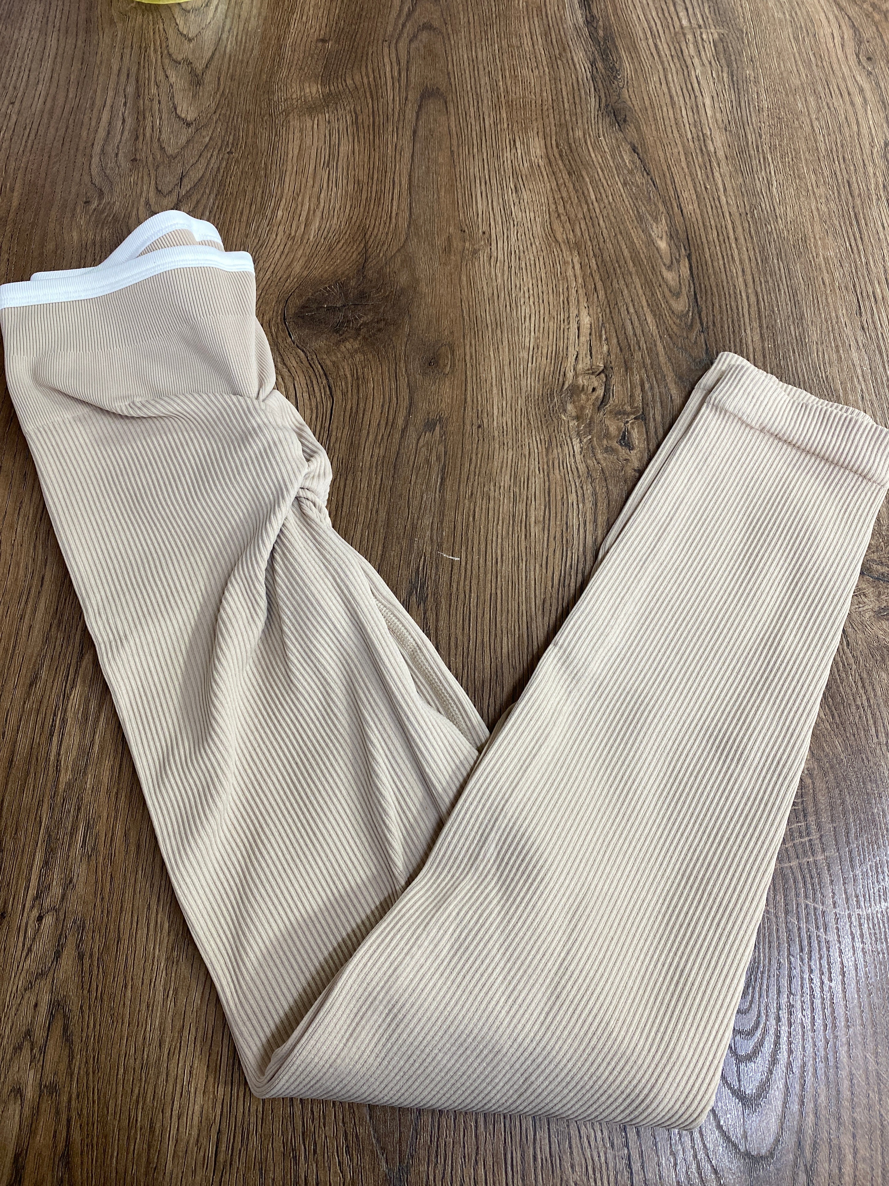 LEGGINS RIB SESGO CON PUSH PREMIUM