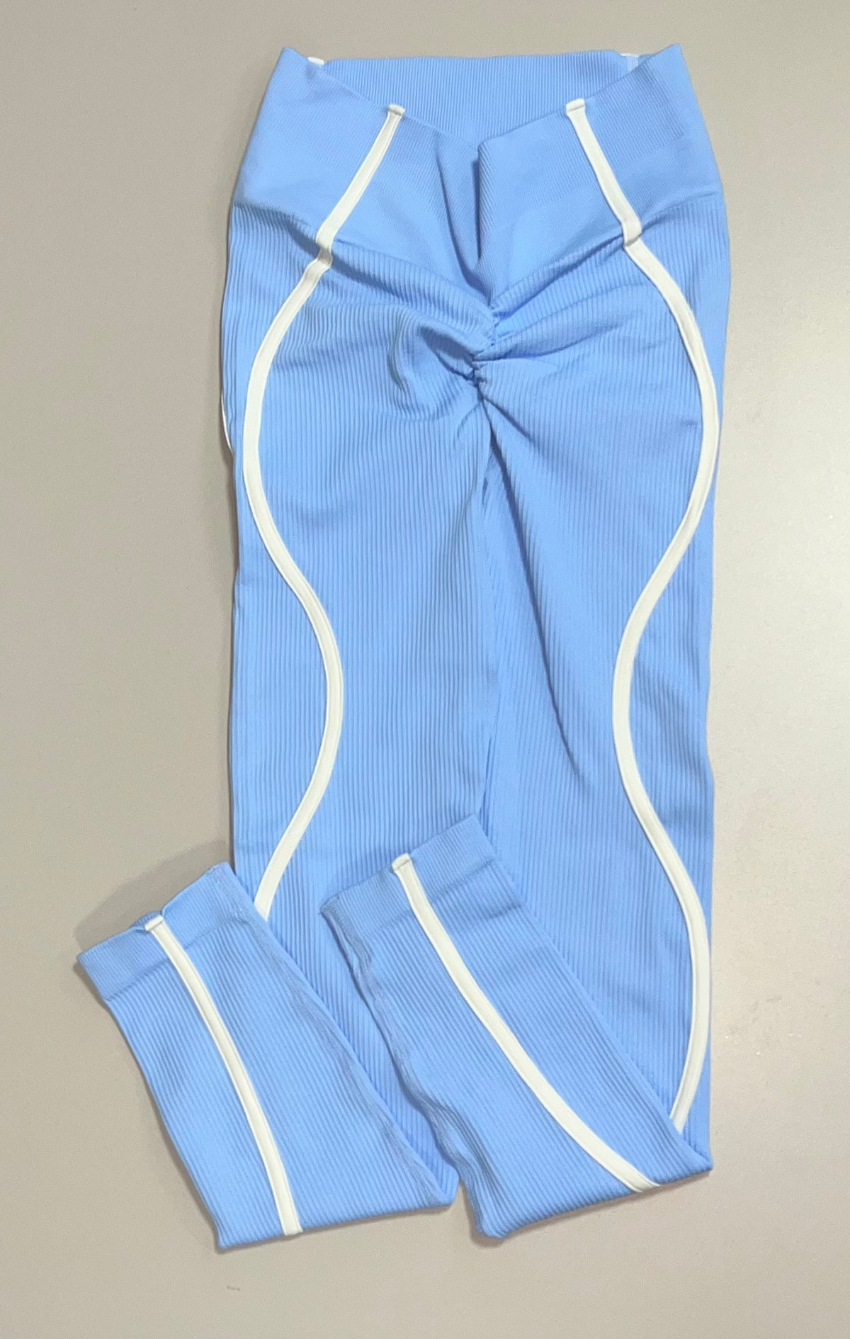 LEGGINS RIB SESGO LATERAL CON PUSH PREMIUM